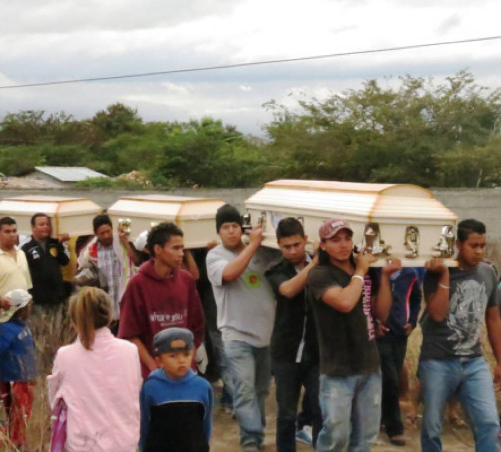 Consternación en sepelio de víctimas de tragedia