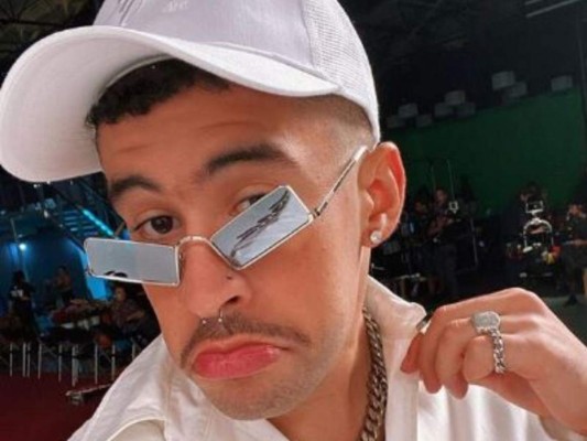 Bad Bunny publica primera foto con su novia