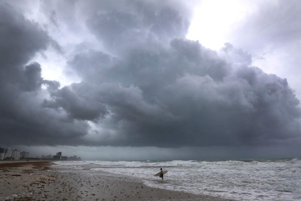 Miami recibe al huracán Irma en un escenario fantasmal