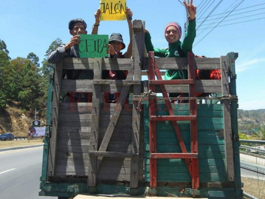 Hondureños deciden irse a puro 'jalón' desde Choluteca hasta La Ceiba