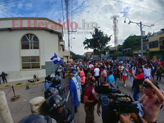 Maestros y médicos continúan este sábado con jornada de protestas