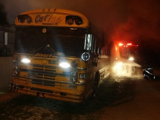 Pasajeros se salvan de morir quemados dentro de bus de ruta interurbana en Cortés