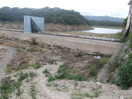 Alarmante la poca cantidad de agua en la represa Los Laureles