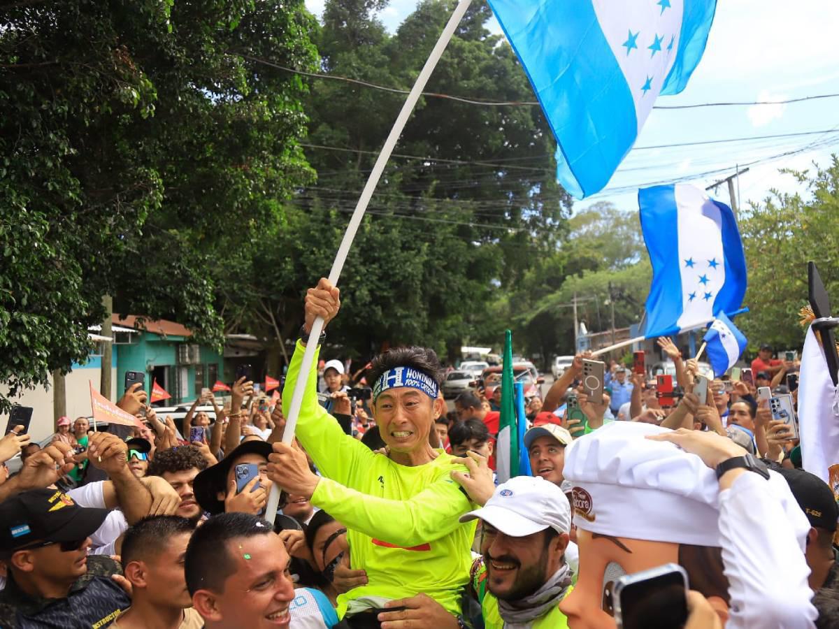 El influencer japonés Shin Fujiyama cruzó la aduana El Poy en Ocotepeque, pasado de la 1:00 pm, procedente de El Salvador. Hoy seguirá con un recorrido de 27 km en territorio nacional. Foto Melvin Cubas.