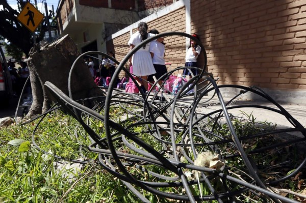 Marañas de cables ahora invaden las aceras de la ciudad