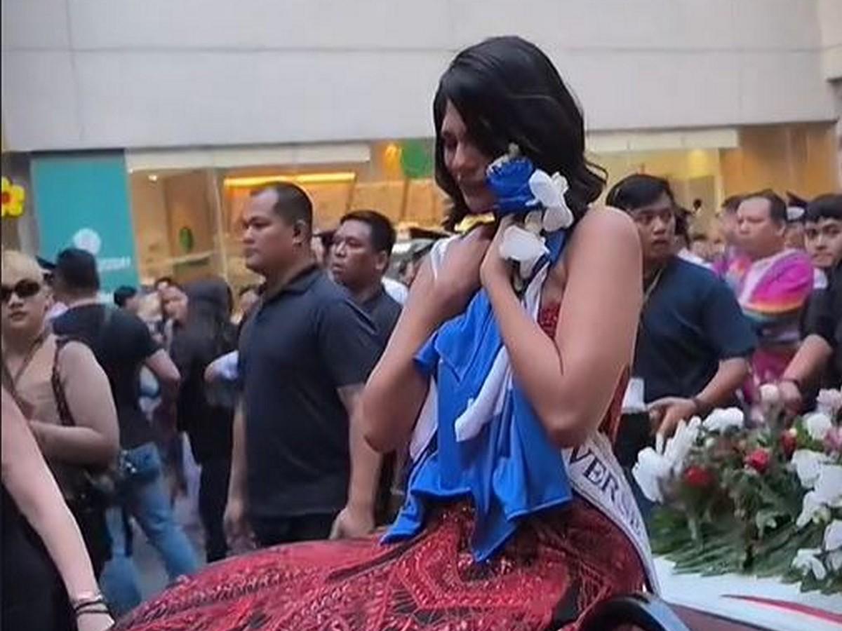 Sheynnis Palacios llora durante gira en Filipinas al ver bandera de Nicaragua